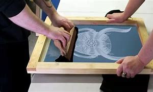 Featured image for Tips Menciptakan Karya Seni dengan Menggunakan Teknik Silkscreen